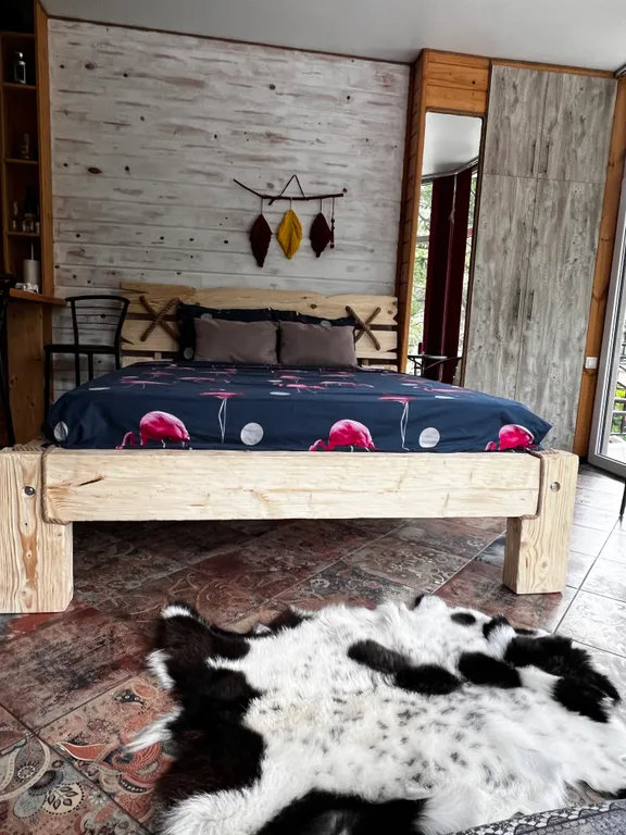 Студия с панорамными окнами и видом на горы