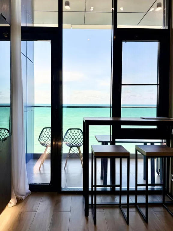 Романтичная студия в стиле лофт с прямым видом на море