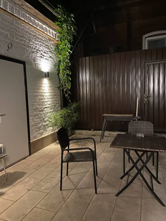 Двухуровневый номер-студия в стиле лофт с открытой ванной Нежность