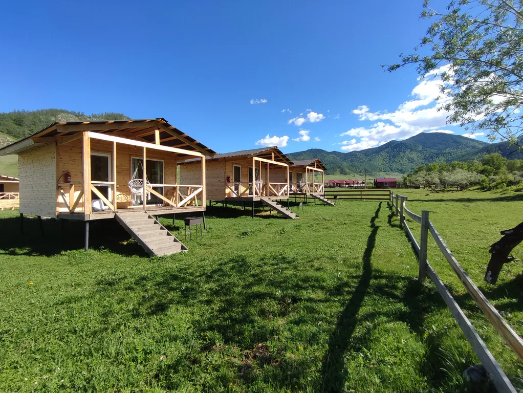 База отдыха Акбулак домики на берегу реки