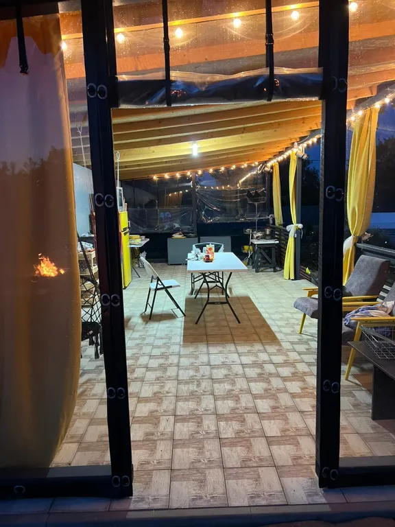 Дачный домик с большой террасой и бассейном