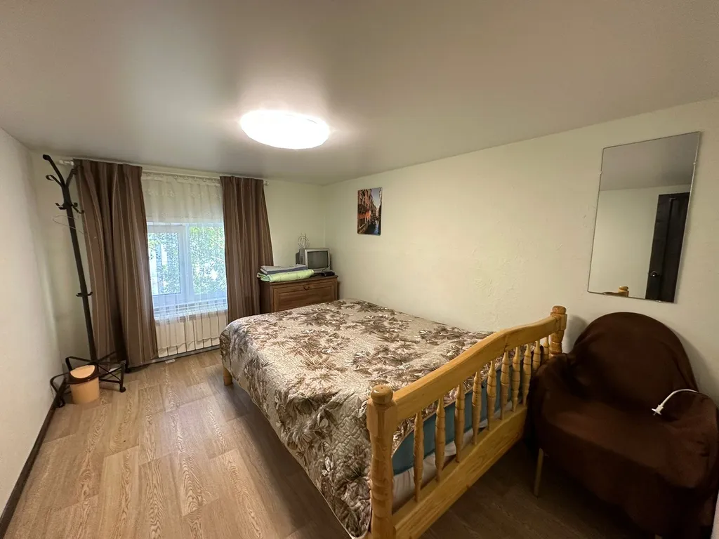 Отары с бассейном, рядом озеро