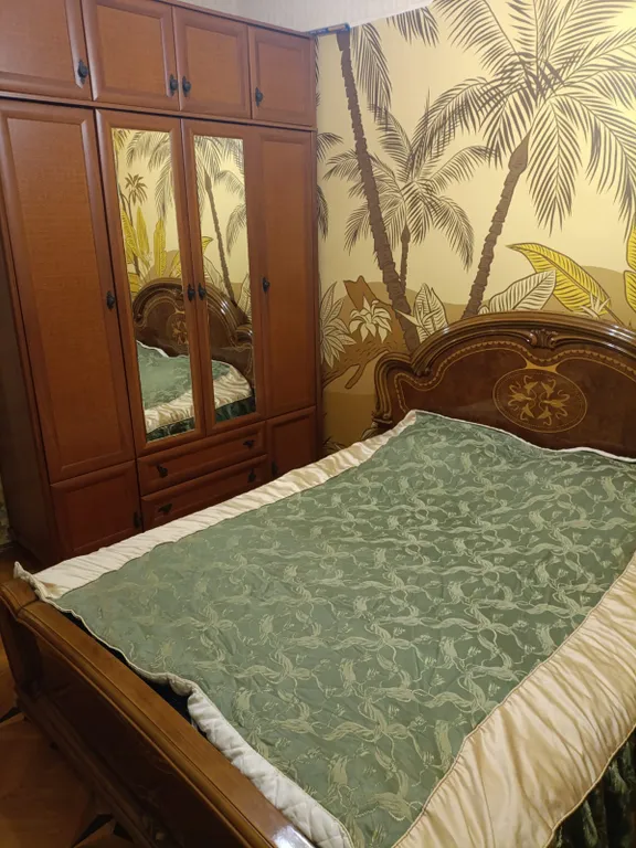 Комната в золотом стиле с персональным компьютером