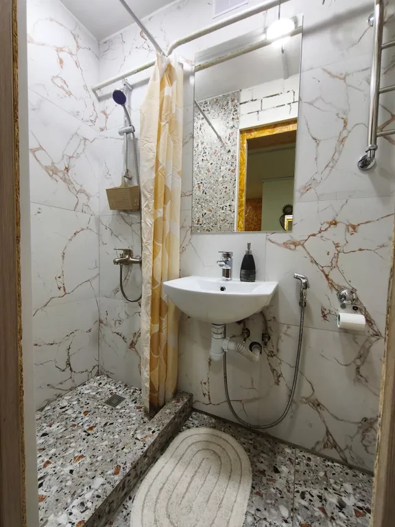 Душевное жилье над пиццерией, небольшая, но очень уютная студия