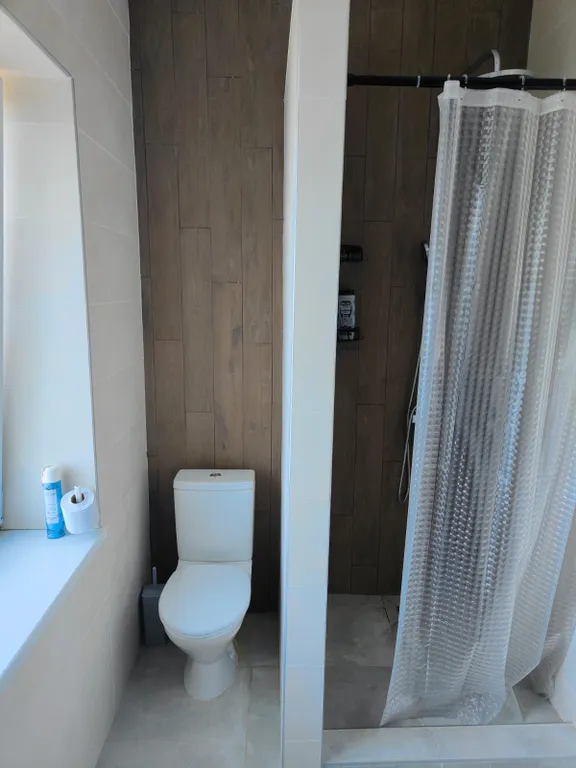 Уютный дом на берегу живописного озера