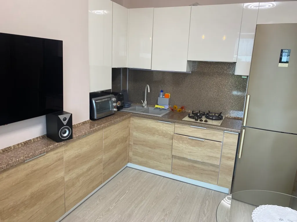 Современная квартира с видом на лес