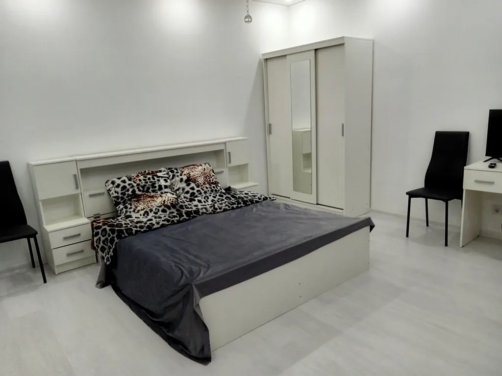 Новая светлая квартира в черно-белом стиле