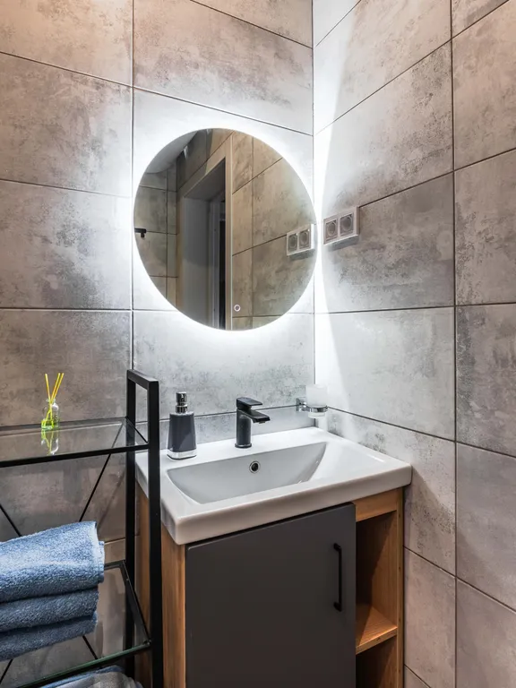 Новый современный дом с просторной кухней-гостиной