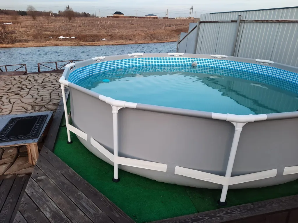 Дом у реки с баней