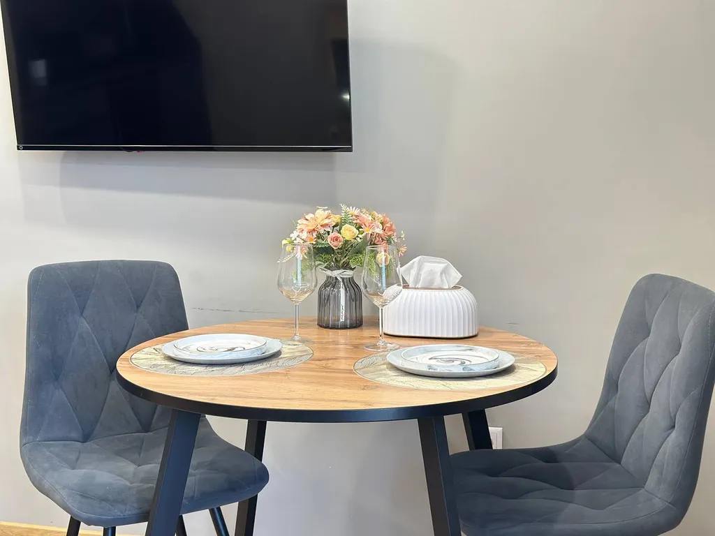 Современная студия с уютным интерьером в центре