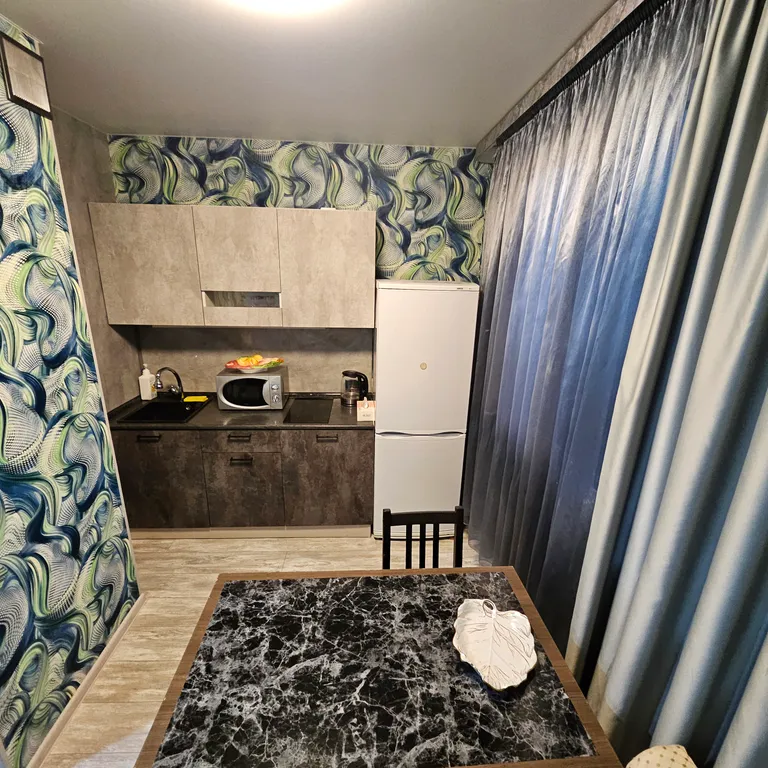 Квартира с лоджией возле станции в центре города