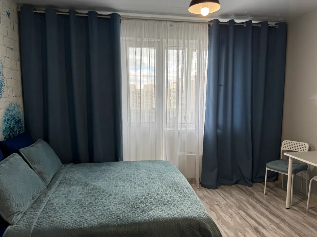 Уютная квартира-студия с большой кроватью и диваном