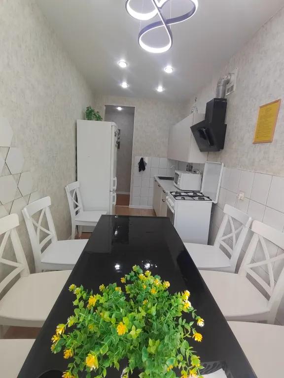 Трёхкомнатная квартира с раздельными комнатами, балконом в центре