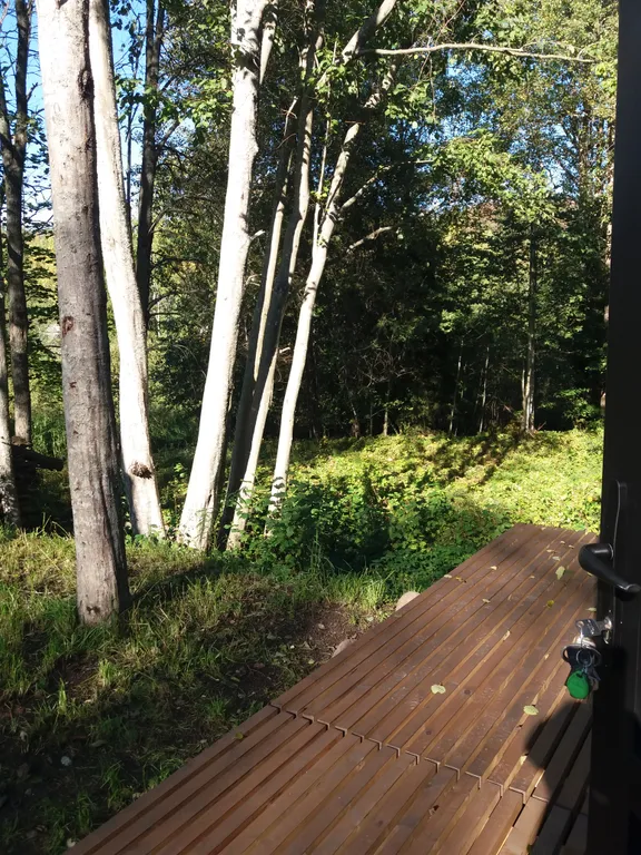 Дом на склоне холма у реки