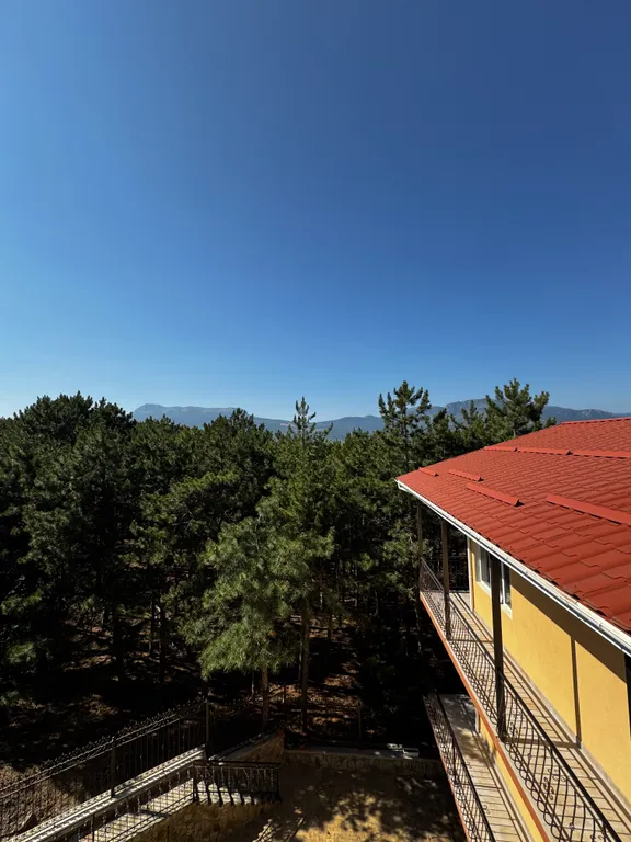 Двухместный номер с видом на горы и море.42