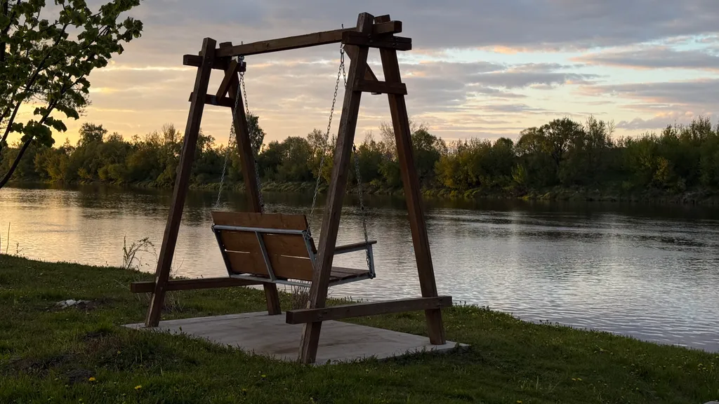 Домик у реки