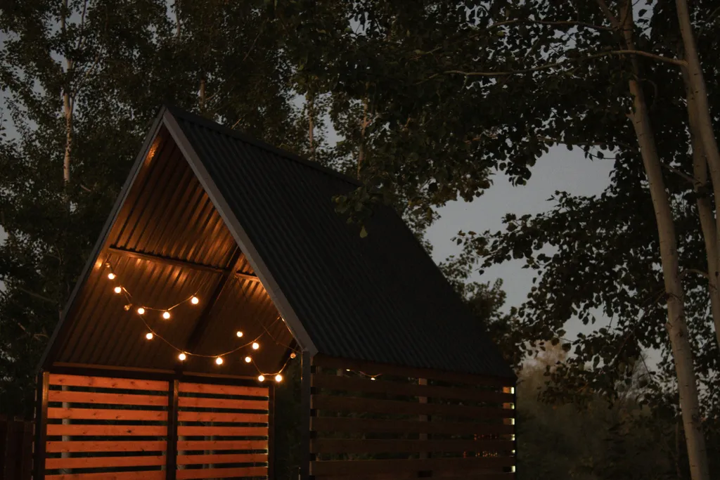 Дом с теплым бассейном на озере