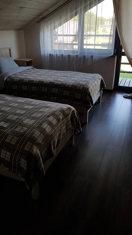 Большой дом с камином и террасой