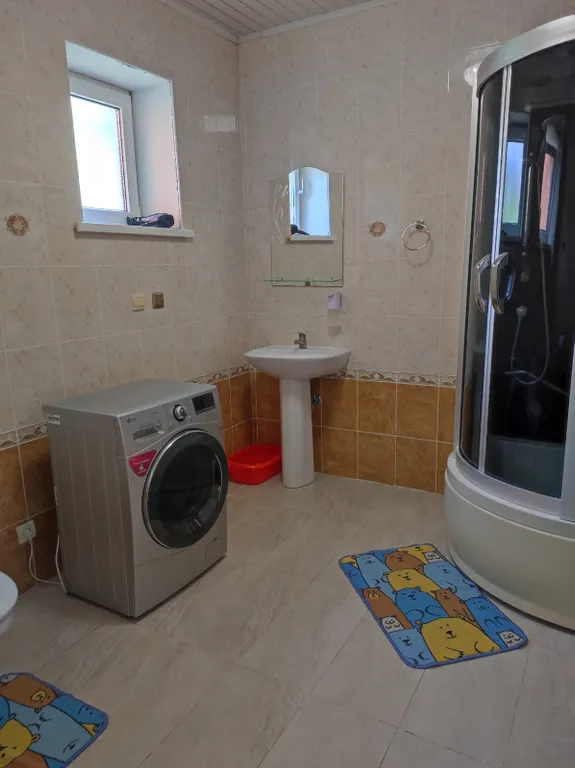 Первый этаж  дома с видом на горы и лес