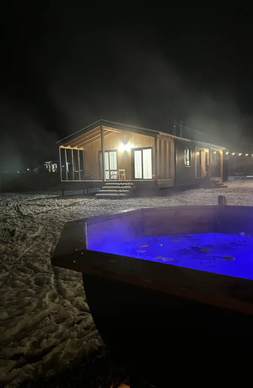 Уютный дом в окружении леса