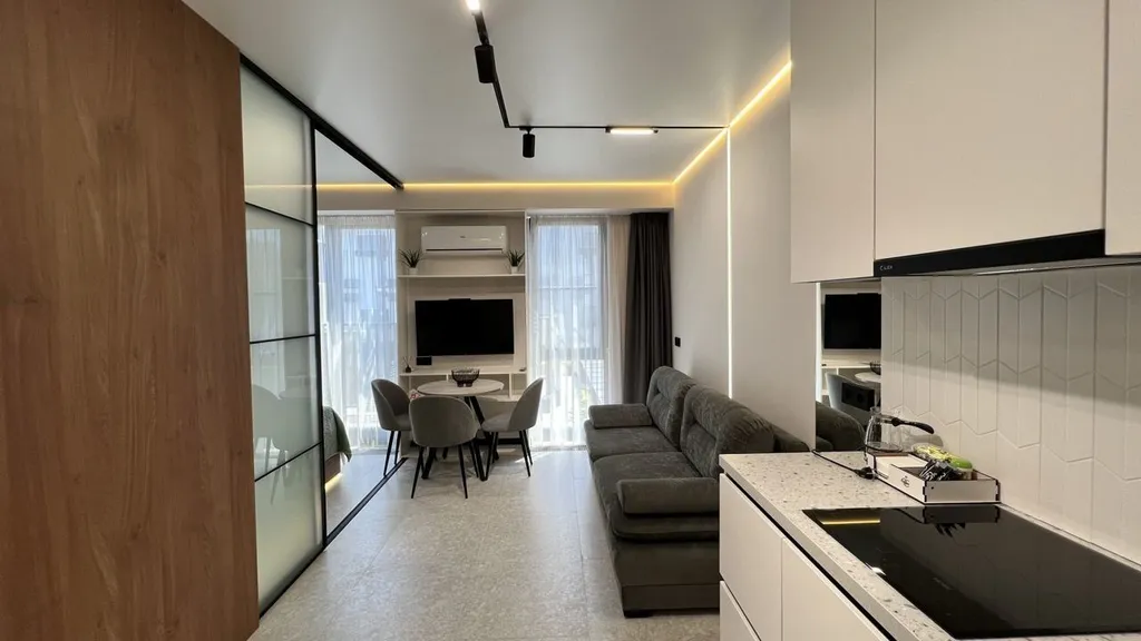 Квартира с бaлконoм и видом на моpе