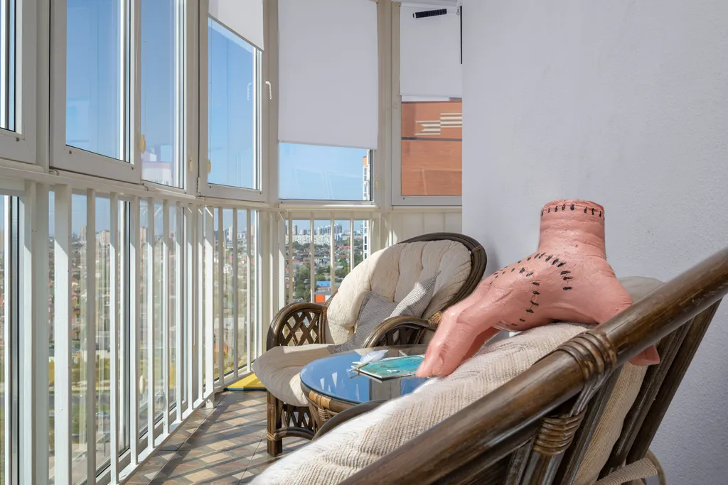 Уютная квартира с большой панорамной лоджией и видом на стадион