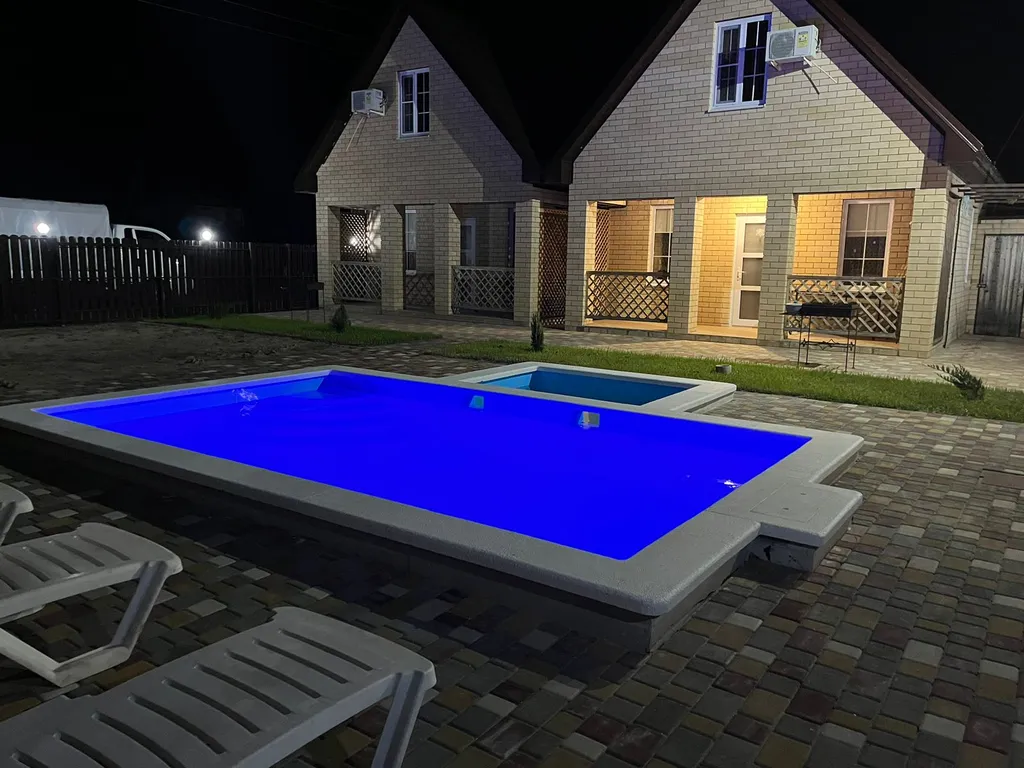 Коттедж с бассейном Азовочка — аренда посуточно в Голубицкая