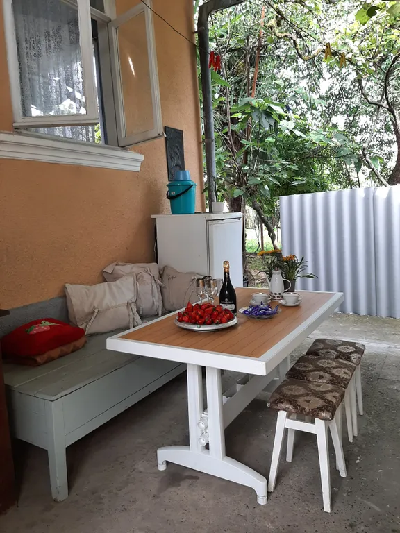 Дoмик с зеленым садом