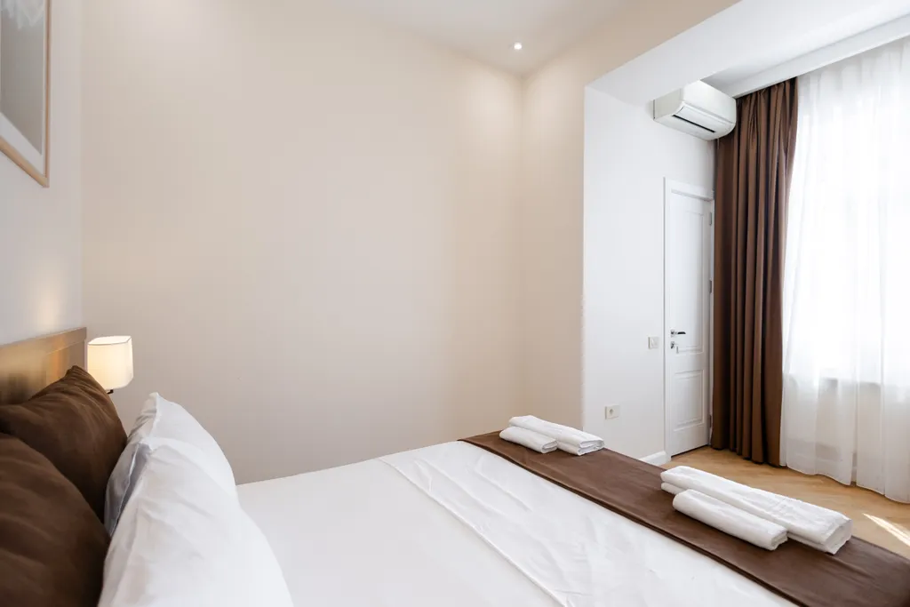 Современная квартира с двумя спальнями и новым ремонтом в центре