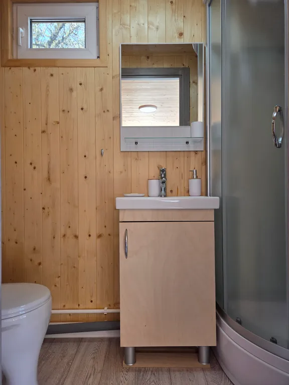 Тёплый домик в лесу с видом на горы