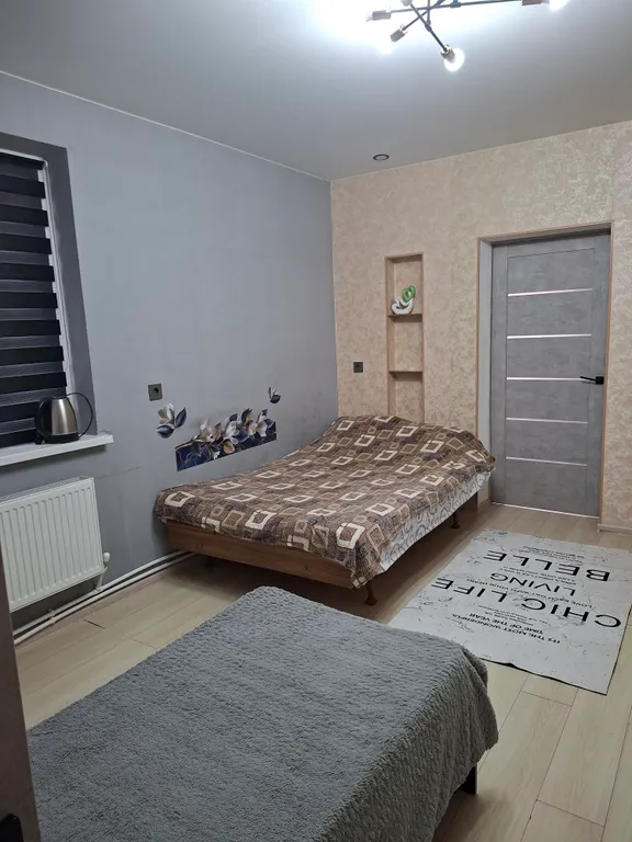 Рядом с жд вокзалом, уютный, чистый домик со двором.Напротив продукты