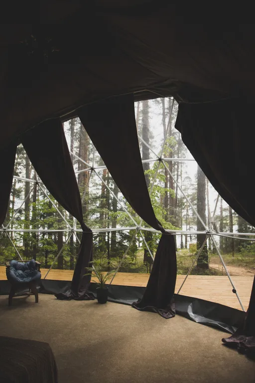 Уютный купольный домик на берегу пруда