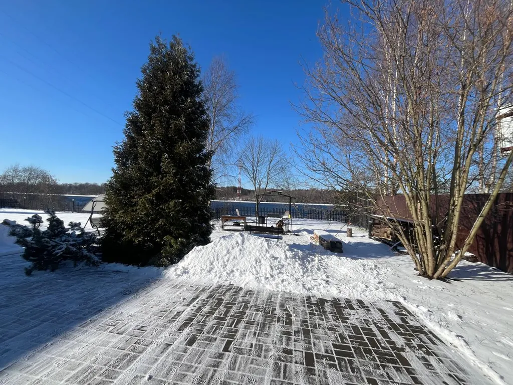 Коттедж на берегу Невы с lounge в гараже