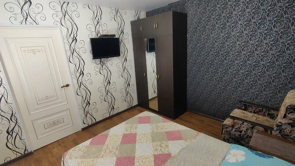 Коттедж Семейный домик с отдельным входом — Кучугуры