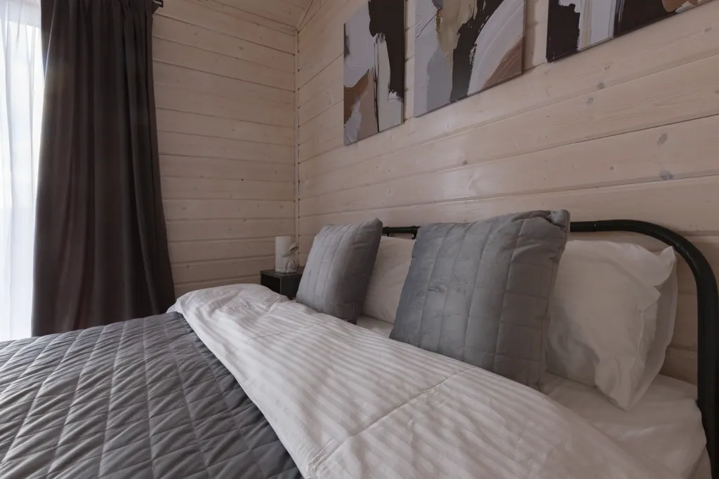 Новый стильный барнхаус с видом на лес