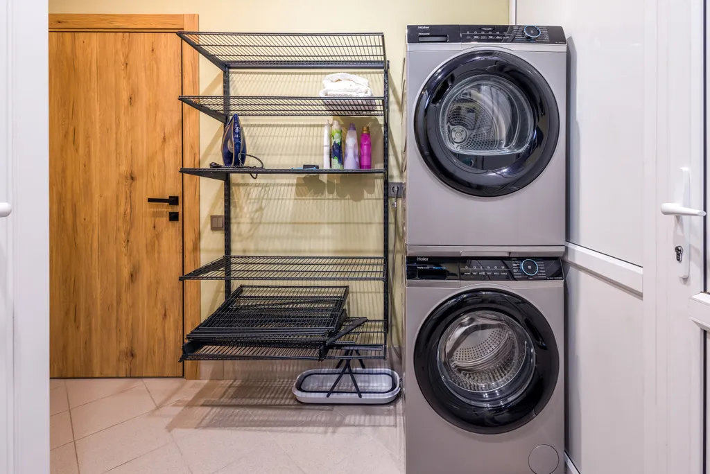 Дом у сквера в центре Поляны