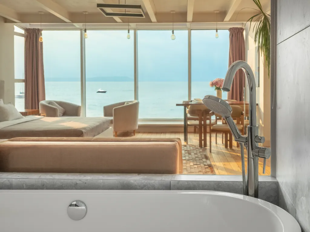 Квартира с джакузи, камином и панорамным видом на море