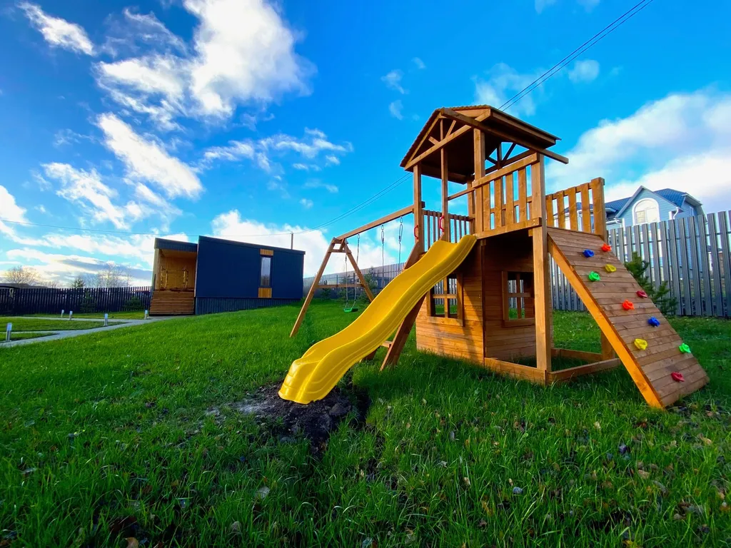 Дом Благодать у пруда с панорамными окнами