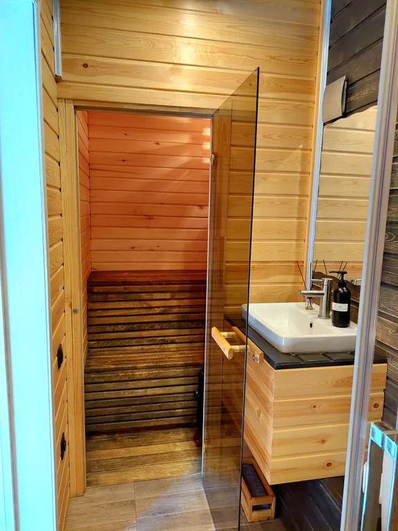 Уютный домик с сауной на берегу Ангары рядом с городом