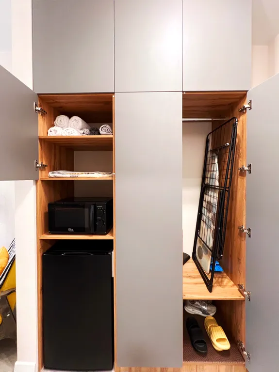 Стильная квартира-студия в яркой цветовой гамме с видом на бассейн