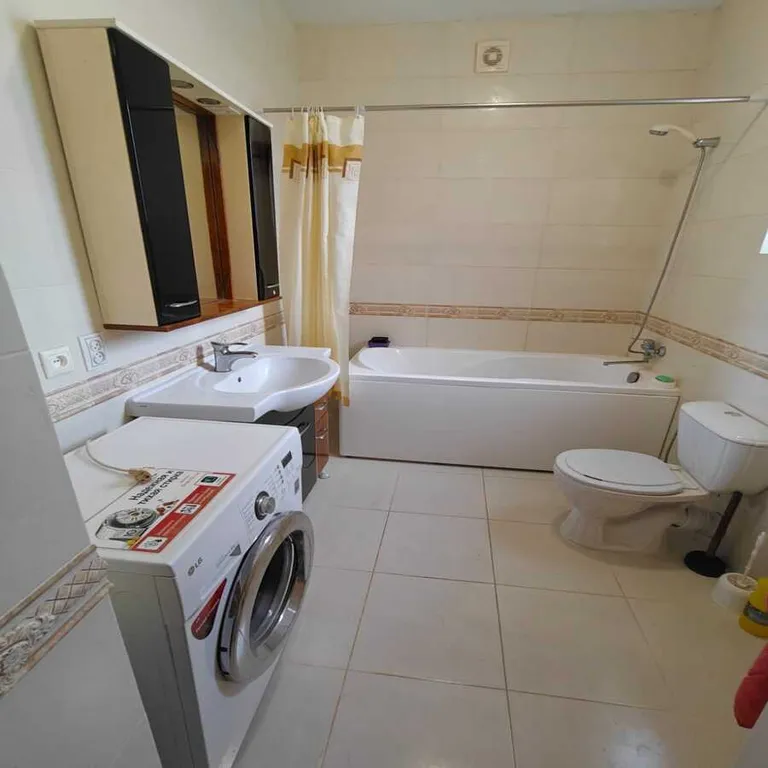 Честный дом неподалеку от моря