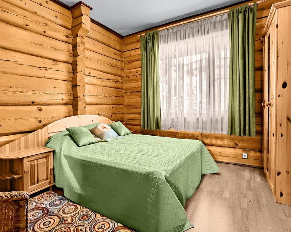 Коттедж в лесу с видом на озеро