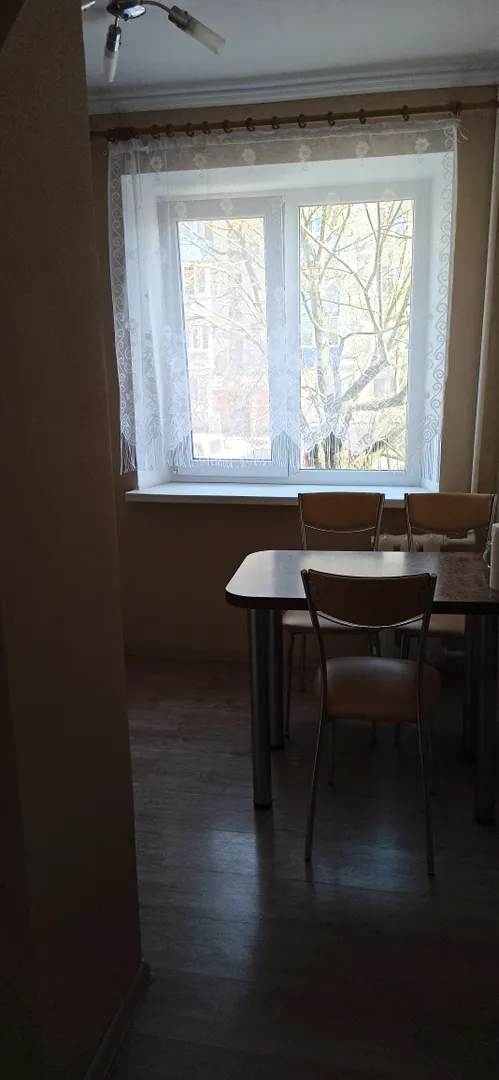 Кухня.Кухонный стол и три стула.