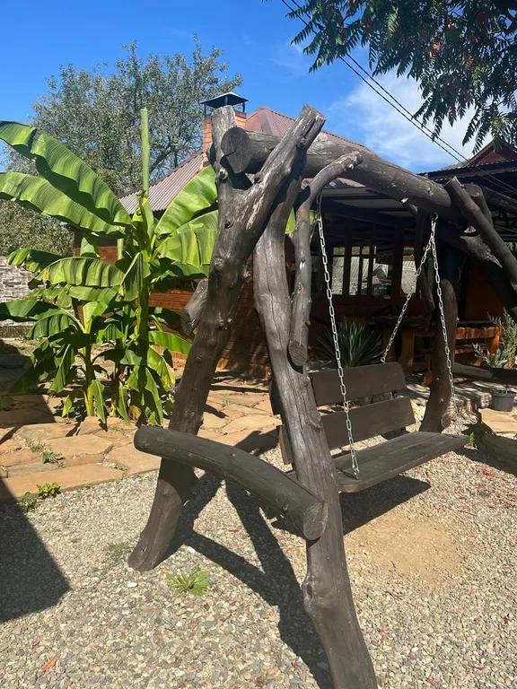 Домик у реки Дах с видом на горы