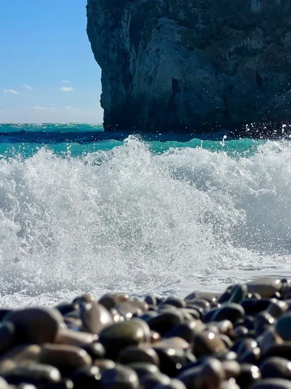 Уютная комната с видом на море и кухней