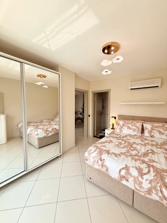 Двухуровневые апартаменты с видом на море и горы