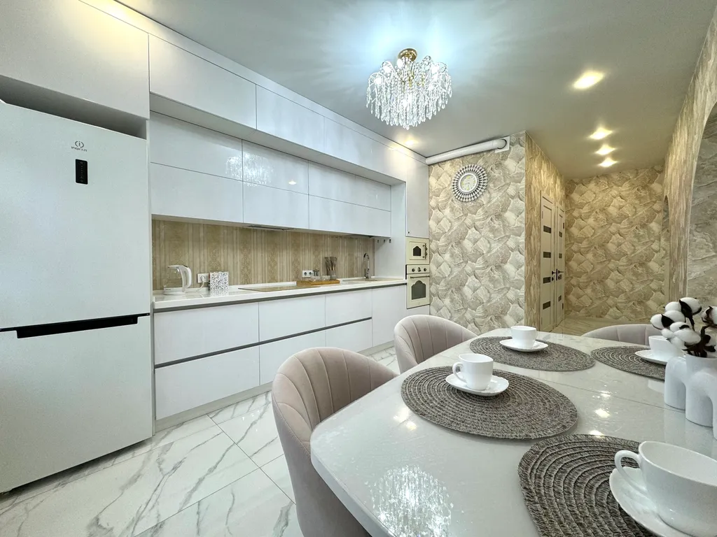 Апартаменты в античном стиле, с джакузи и красивым видом из окна