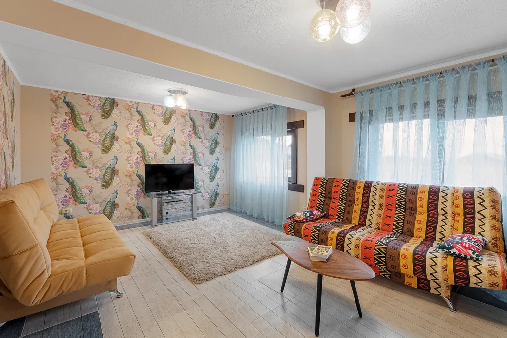 Домик с павлинами