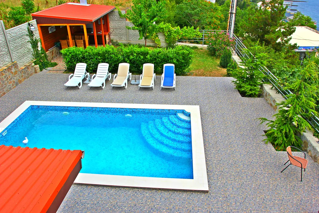 Дом с бассейном