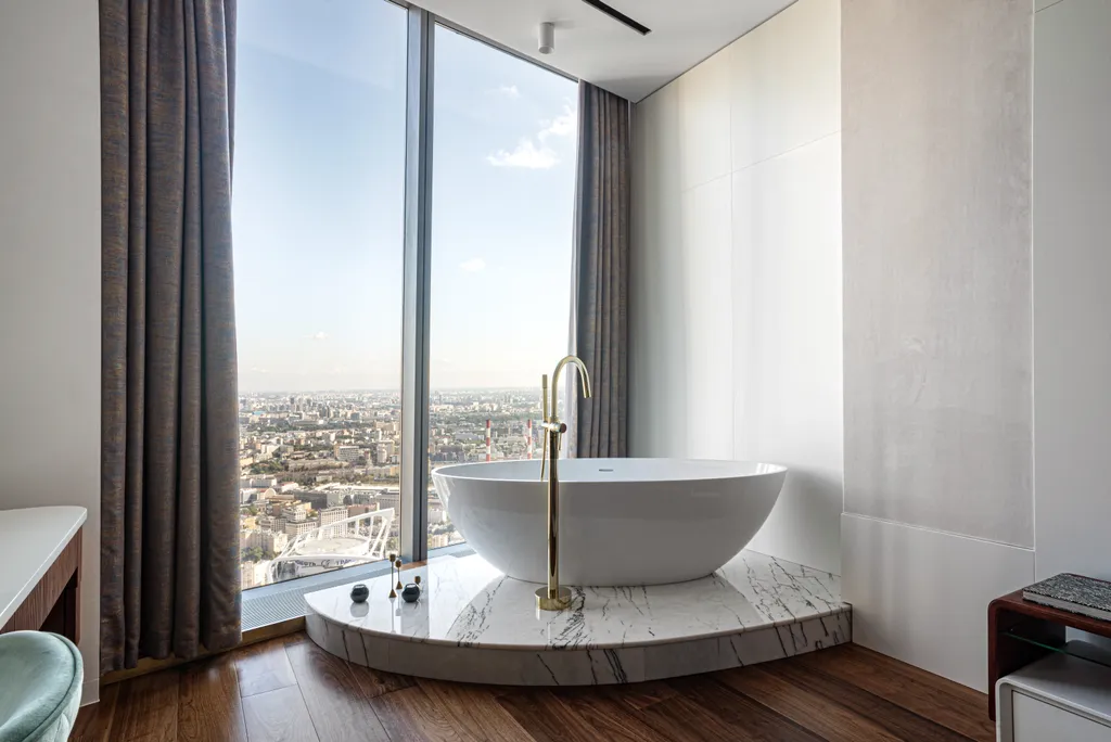 Роскошный апартамент на 81 этаже с ванной у окна и великолепным видом
